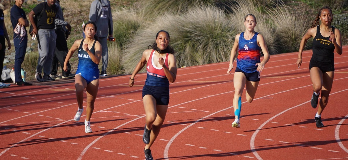  Lauren King winner her heat in the 200m.